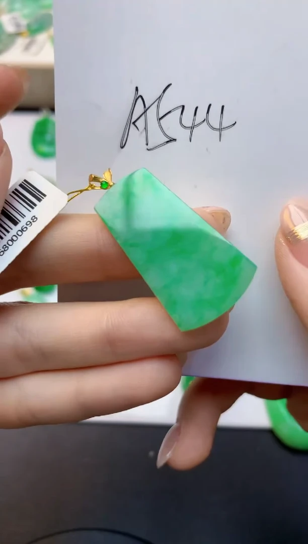 颈饰18K金镶嵌翡翠天然A货翡翠百元以上9元证书费自理