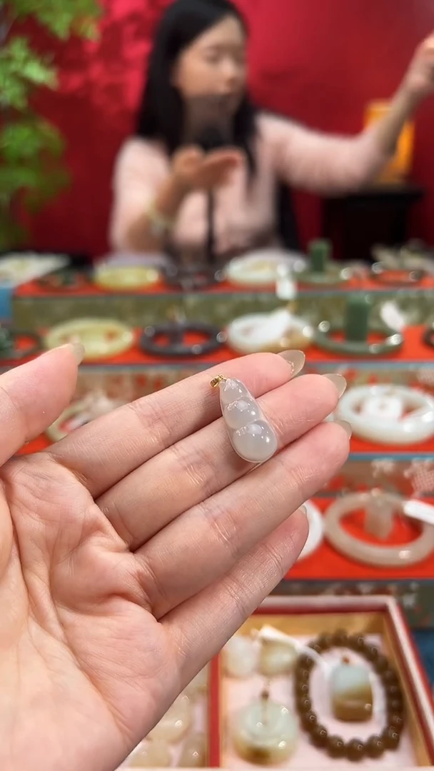 颈饰18K金镶嵌和田玉和田玉冰烟紫福豆