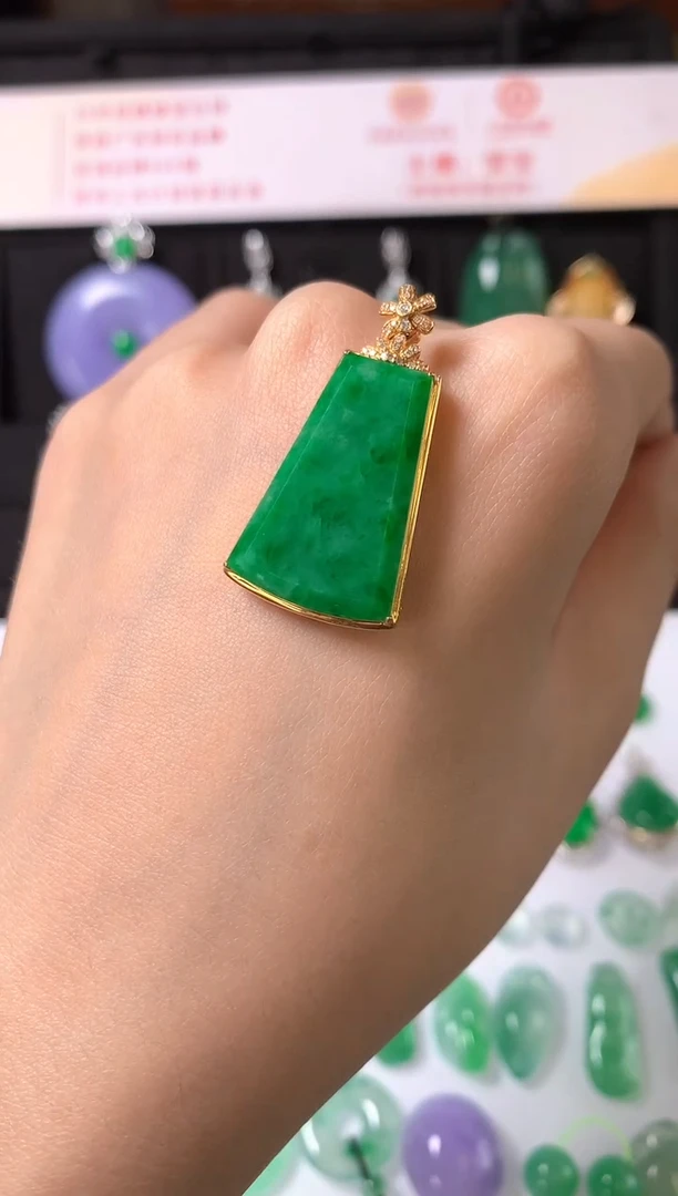 吊坠(赠链)18K金镶嵌翡翠吊坠