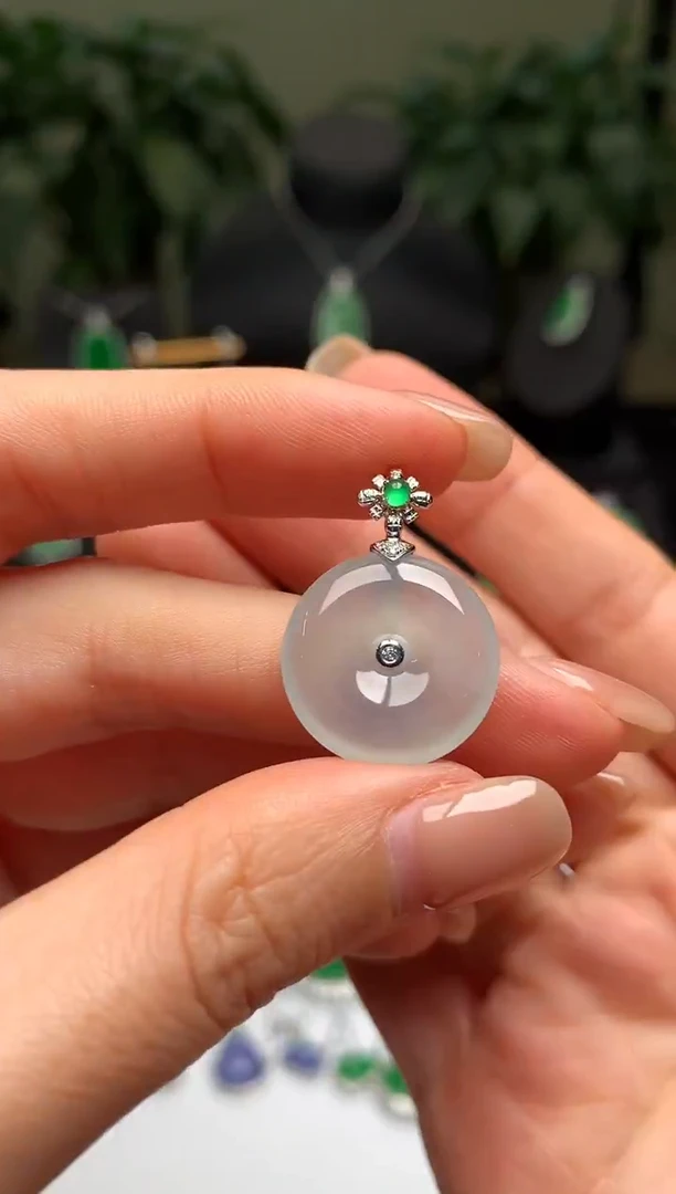 颈饰18K金镶嵌翡翠平安扣