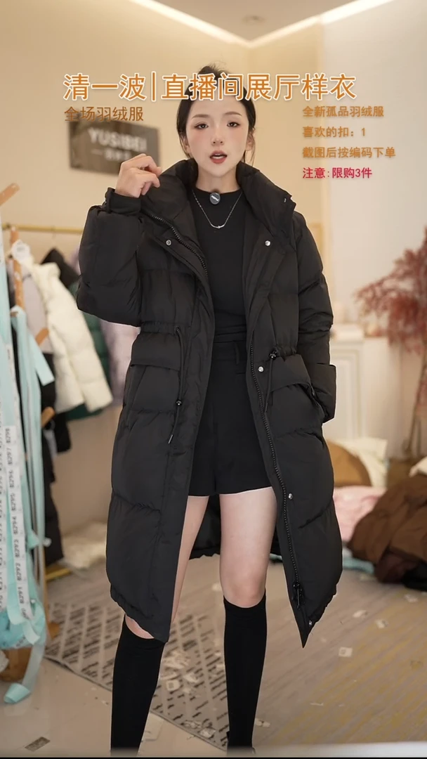 黑色小圆标羽绒服女士