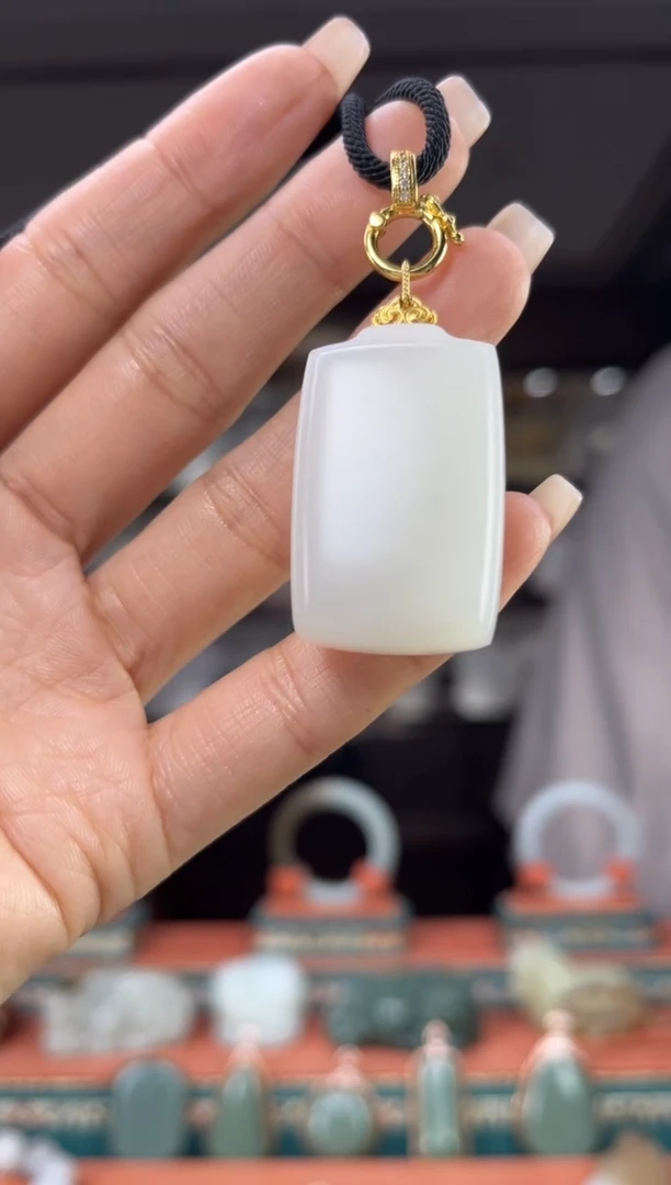 颈饰18K金镶嵌和田玉佩佩