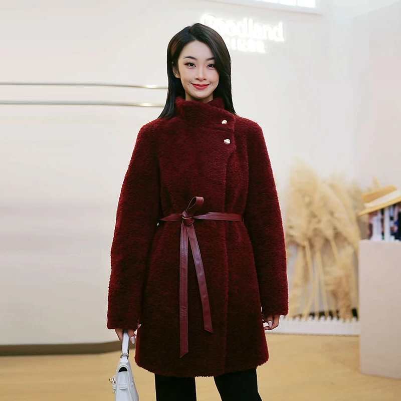 YINER音儿2025冬季小香风大翻领红色牛角扣羊羔毛外套8C65580316