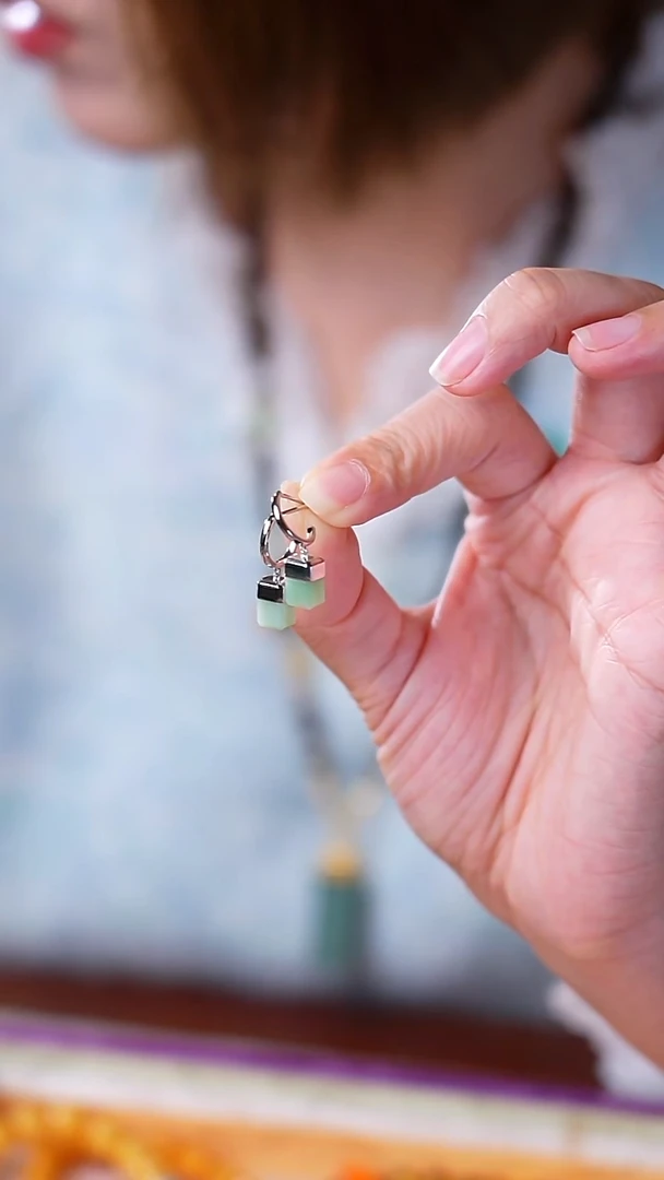 18K金镶嵌和田玉耳饰黑羊洞【小涵专属】