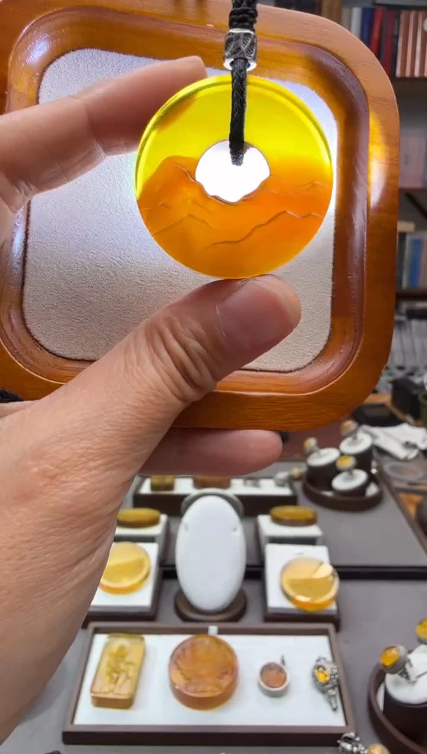 未镶嵌颈饰琥珀远山吊坠
