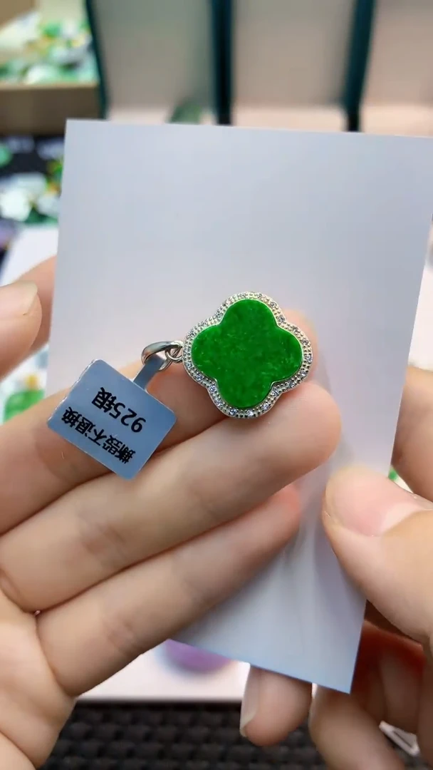 翡翠未镶嵌颈饰             1