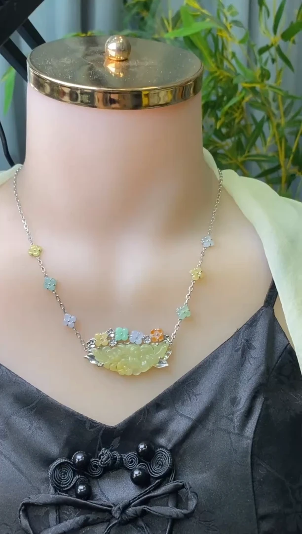 颈饰银S925镶嵌翡翠净货15999