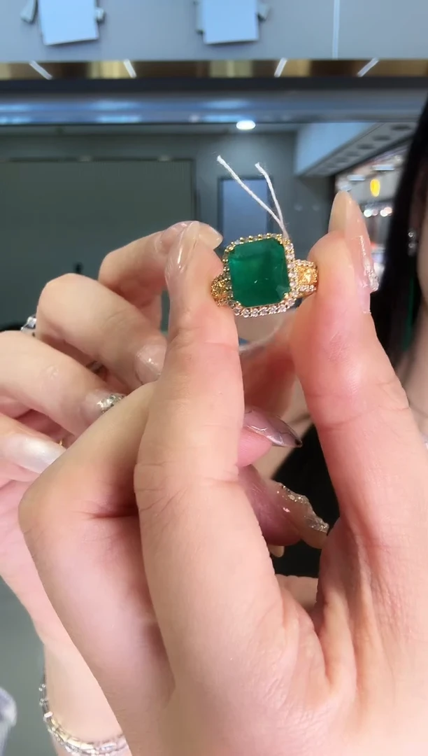 18K金镶嵌戒指祖母绿3.20ct