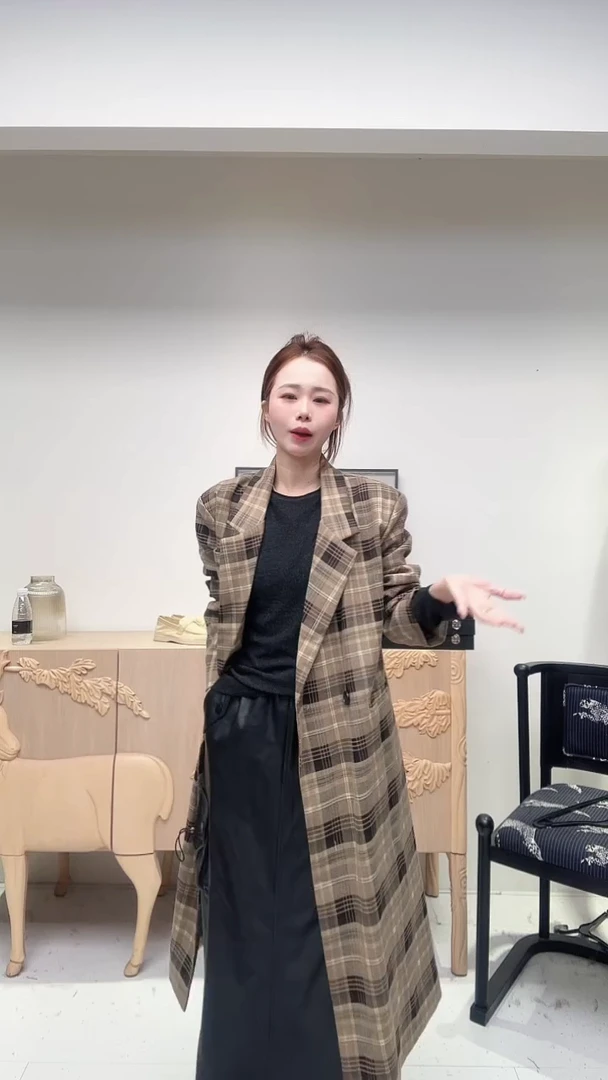 深咖色格纹大衣外套