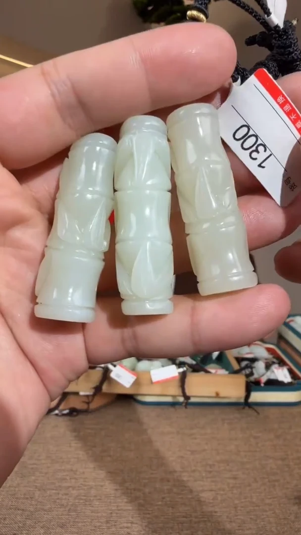 颈饰未镶嵌和田玉多样性发货发其中一件