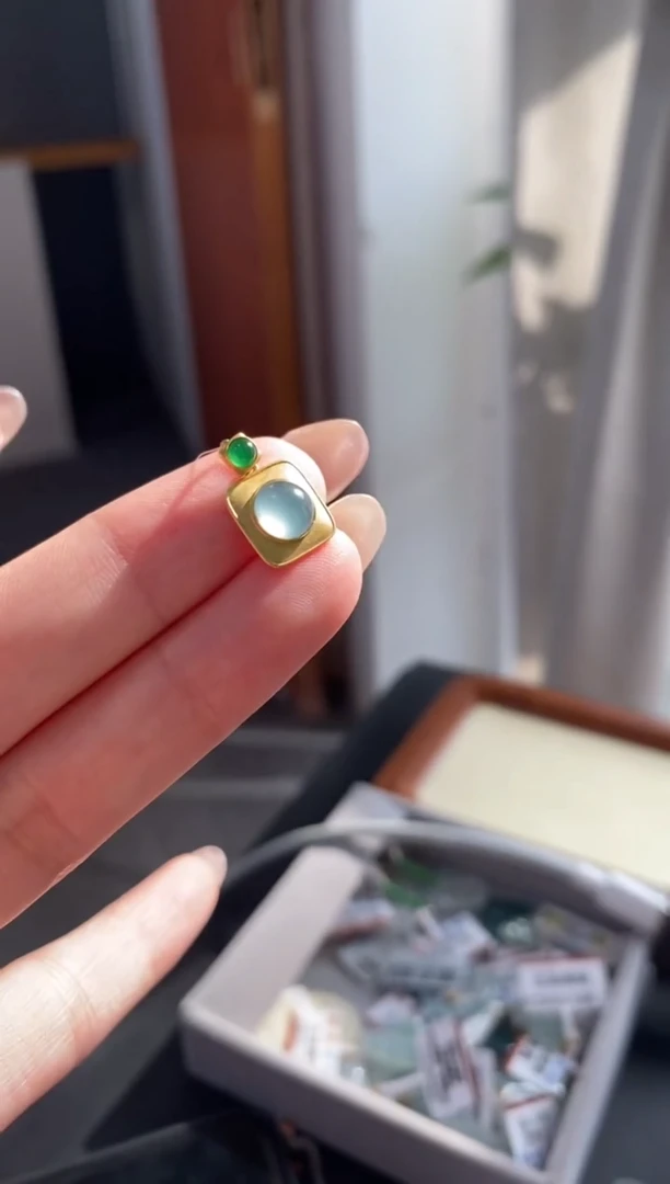 颈饰18K金镶嵌翡翠吊坠