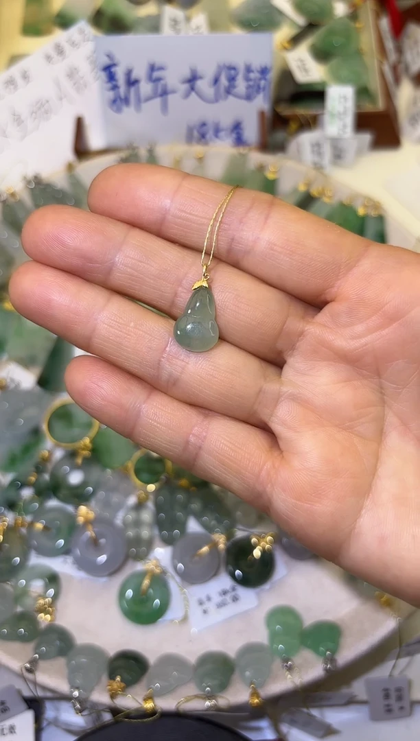 颈饰18K金镶嵌翡翠为**施葫芦