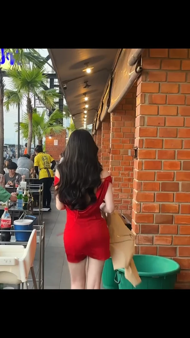 纯欲辣妹露背一字肩连衣裙女夏季御姐范名媛高级感气质包臀短裙子