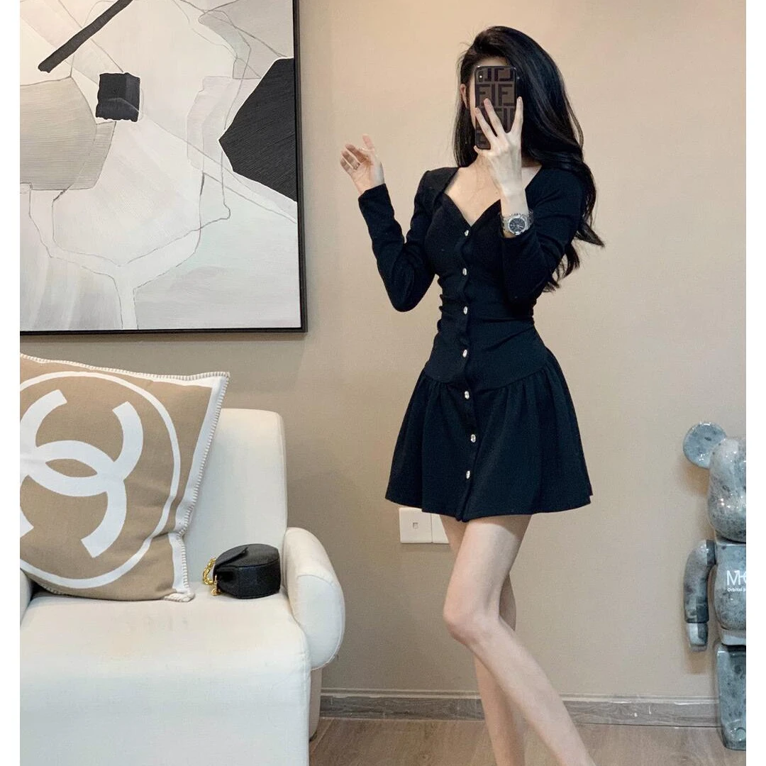 法式赫本风黑色连衣裙女2025秋季新款小个子辣妹收腰显瘦小黑裙子
