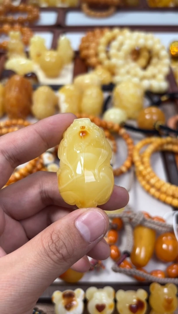 【闪购商品】蜜蜡裸石未镶嵌貔貅