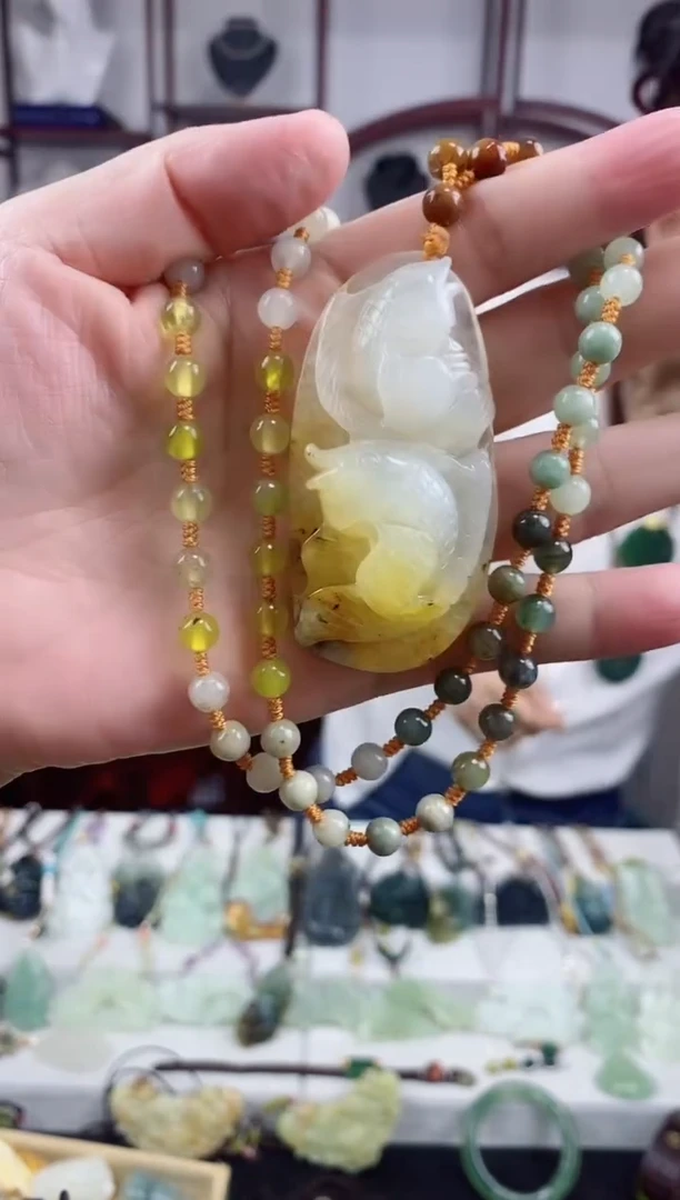 未镶嵌岫玉颈饰1