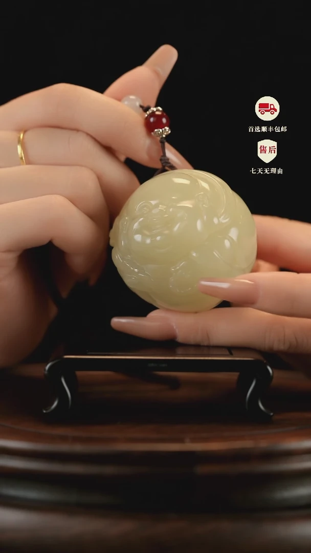 云南石竹叶青雕刻：圆形弥勒手把件摆件挂件