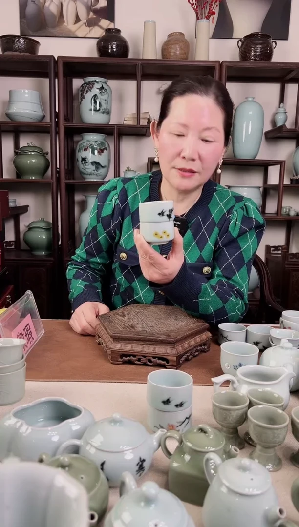 【闪购商品】杯微瑕 釉中彩 马蹄杯（燕子 蹴鞠）