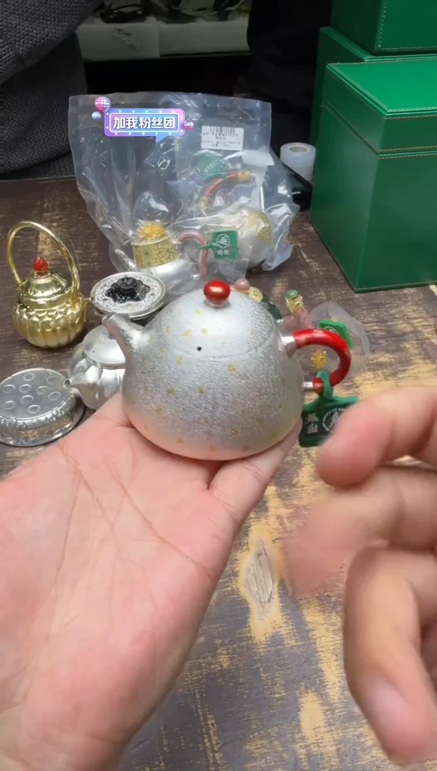 呆坐整敲雪花纹贴金伴月壶