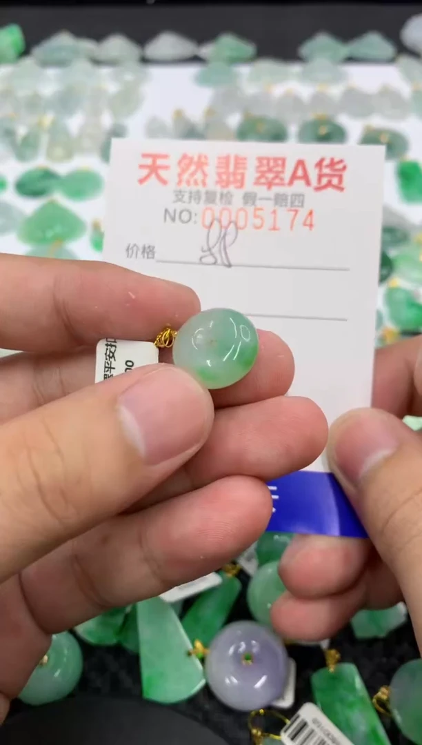 翡翠18K金镶嵌颈饰1111111111111