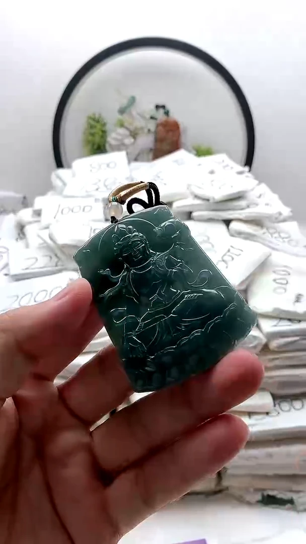 翡翠未镶嵌颈饰大势至
