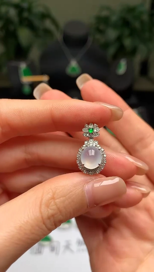 颈饰18K金镶嵌翡翠冰蛋