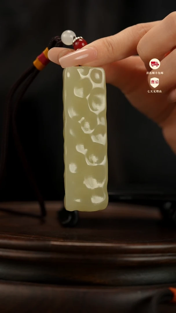 云南石竹叶青雕刻：小奶酪手把件摆件