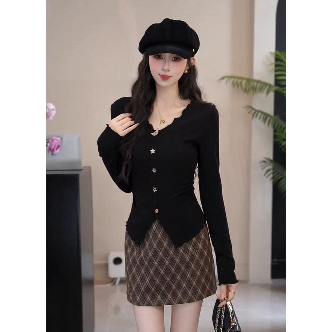 YUANLIANSU/圆脸酥【小鹿逃梦】千金风不规则花饰纽扣V领T恤女秋季