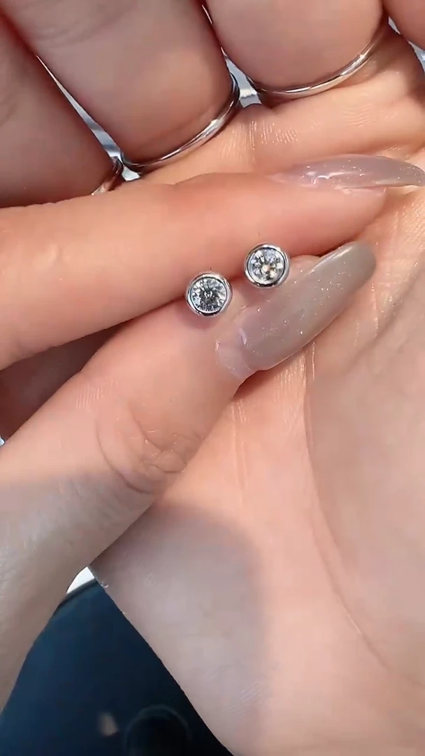 【闪购商品】钻石耳饰18K金镶嵌耳钉