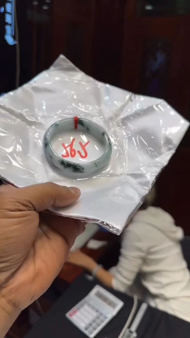 翡翠手镯未镶嵌手镯