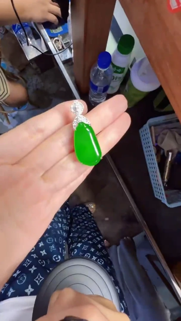 未镶嵌定制翡翠翡翠A货有轻微色差属于正常现象，福瓜多样性发货1
