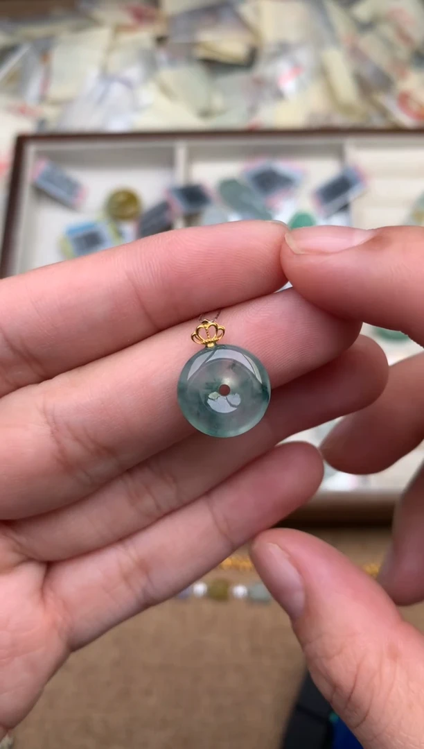 18K金镶嵌挂件翡翠一