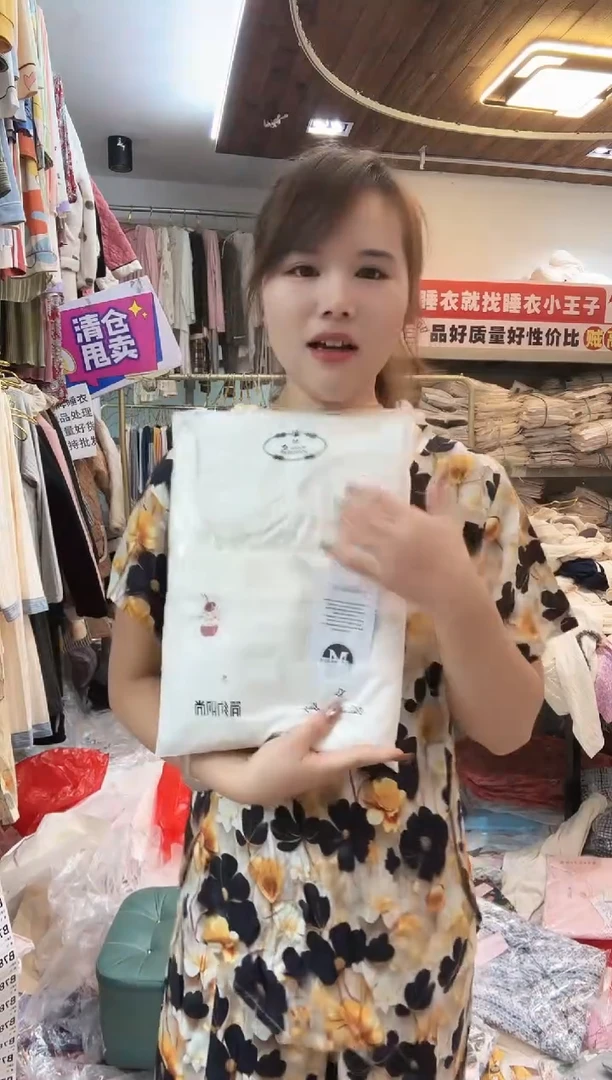 白色飞飞袖短裤展示为主