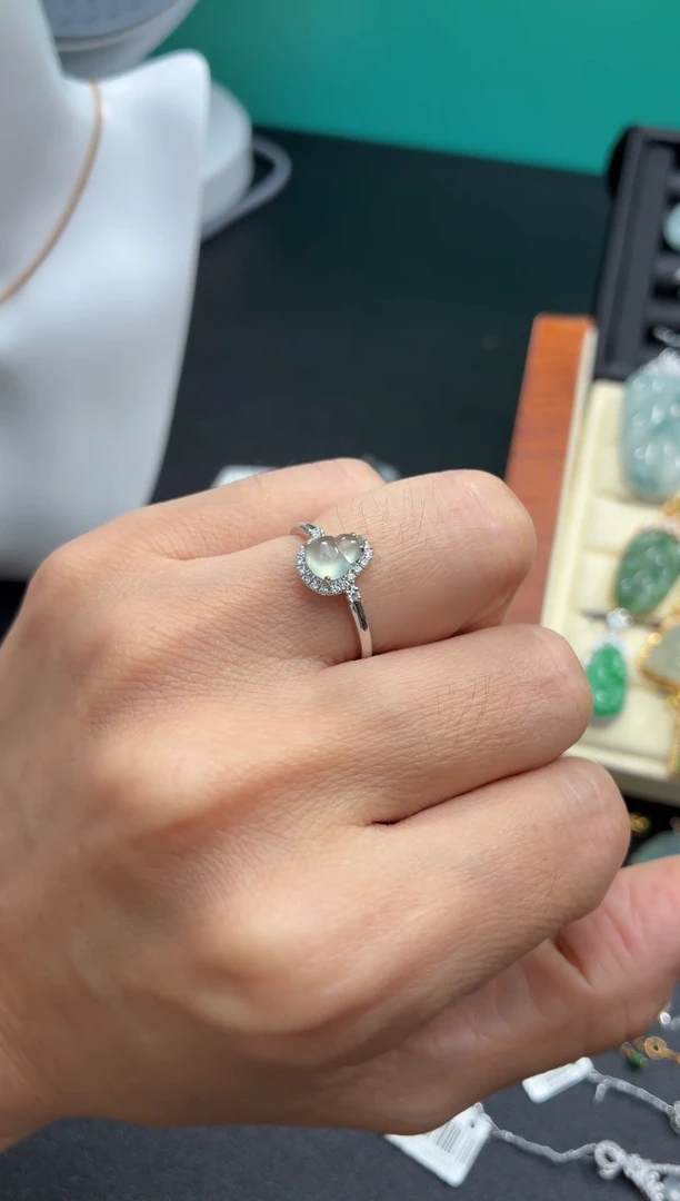 颈饰18K金镶嵌翡翠天然翡翠A货