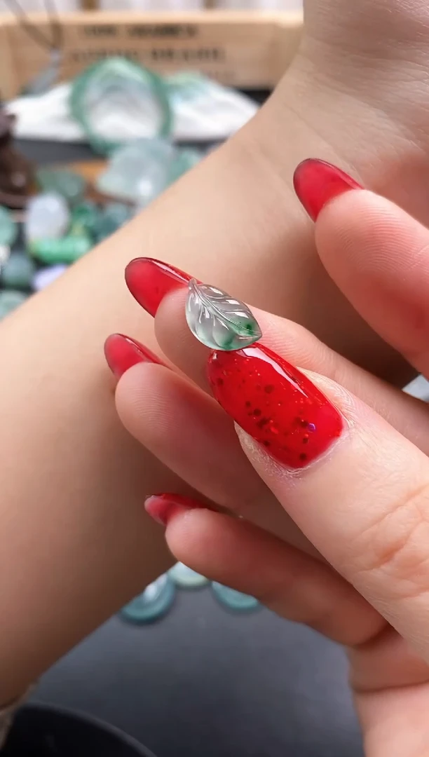 颈饰未镶嵌翡翠叶子