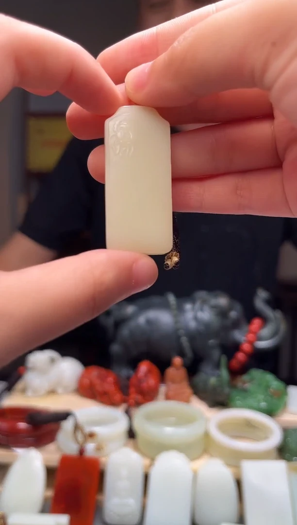 颈饰未镶嵌和田玉吊坠