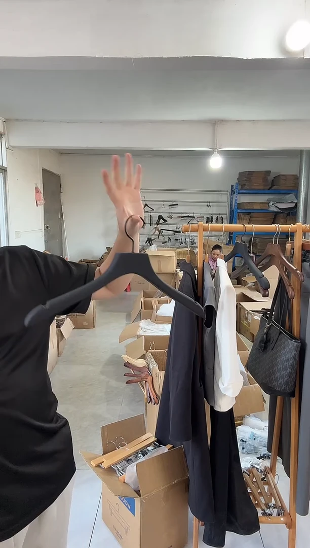 44.5榉木黑色橡胶漆衣架3.0宽肩衣架5支装