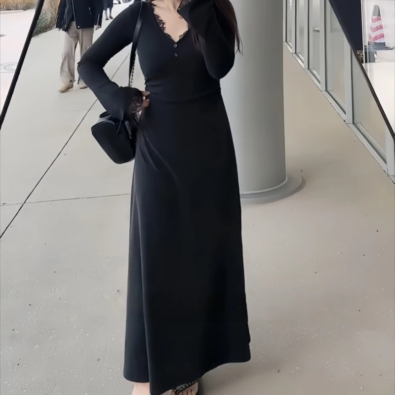 法式简约蕾丝V领黑色连衣裙早秋新款打底A字裙气质高腰显瘦长裙子