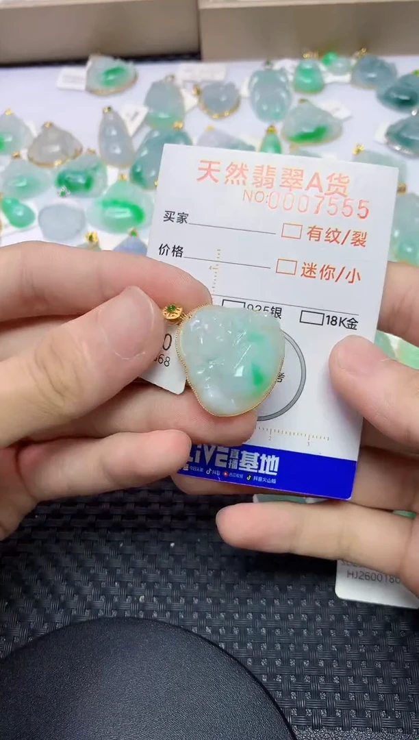 翡翠18K金镶嵌颈饰876786786767