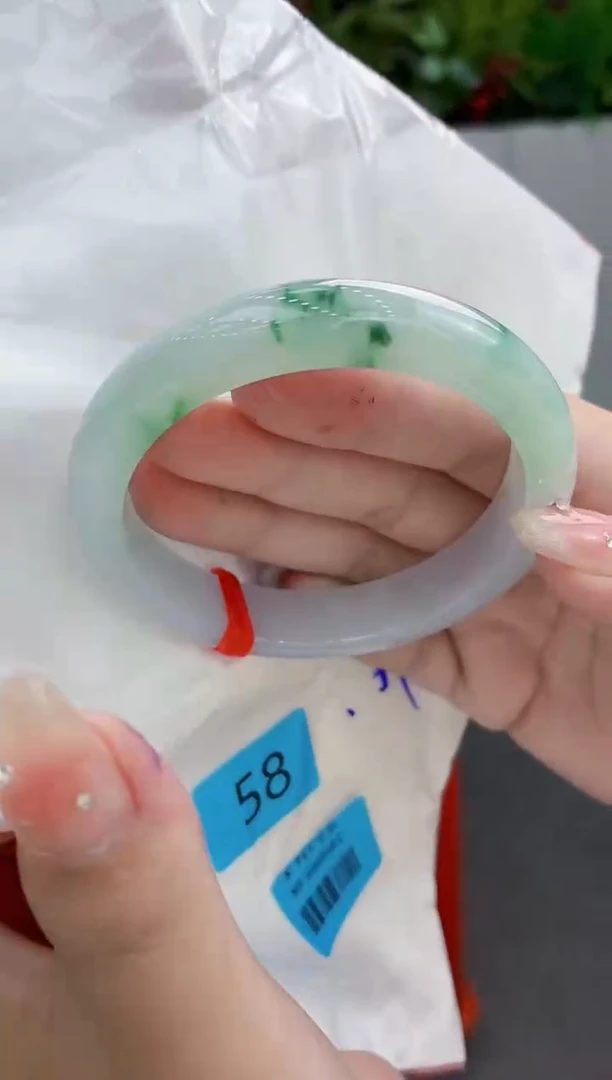 翡翠手镯未镶嵌翡翠手镯