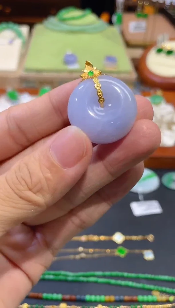 翡翠18K金镶嵌颈饰平安扣