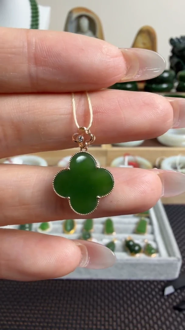 颈饰18K金镶嵌和田玉挂件