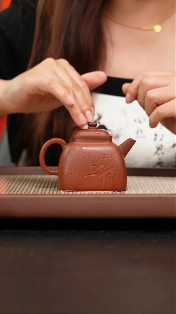 茶壶紫砂微瑕红皮龙四方坦然200刻绘