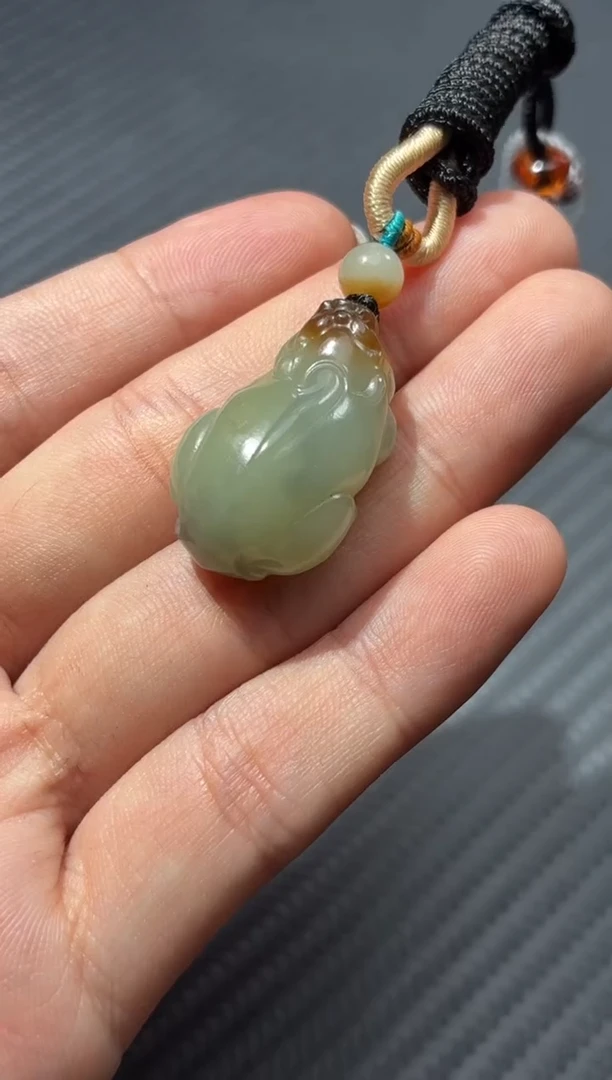 颈饰未镶嵌和田玉若羌楼兰三色貔貅吊坠微色差