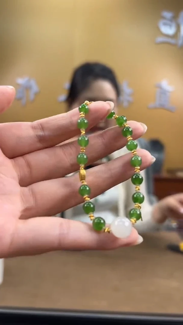 颈饰18K金镶嵌和田玉妮*丫手串6mm