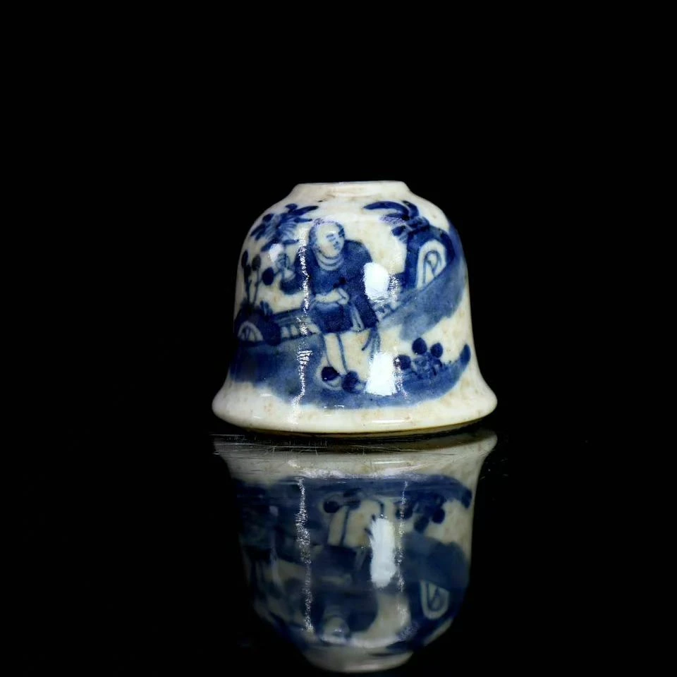 6: 清晚期哥釉青花人物马蹄水盂