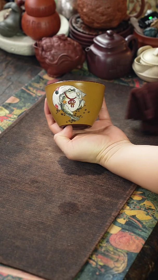 底槽清粉黄段泥绘金蟾紫砂杯