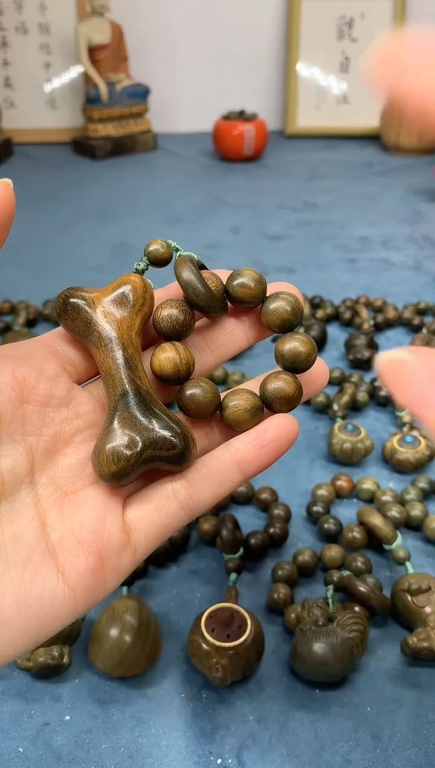 【闪购商品】维腊木（绿檀）把件骨头按摩棒