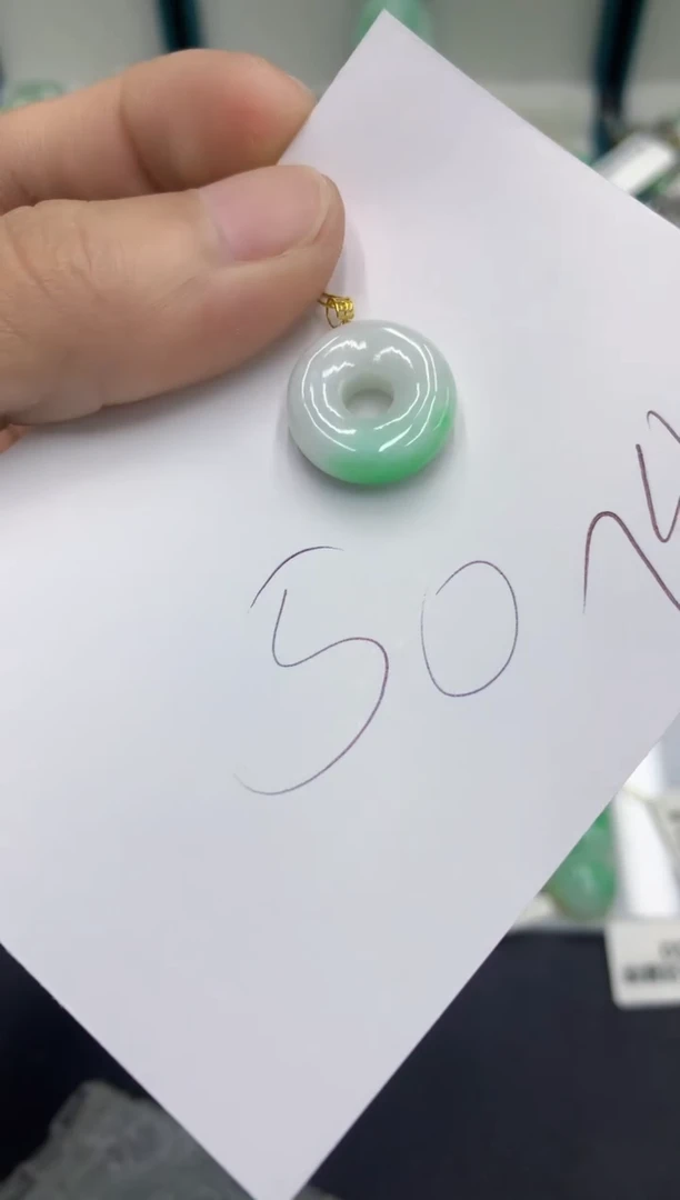 翡翠18K金镶嵌颈饰翡翠