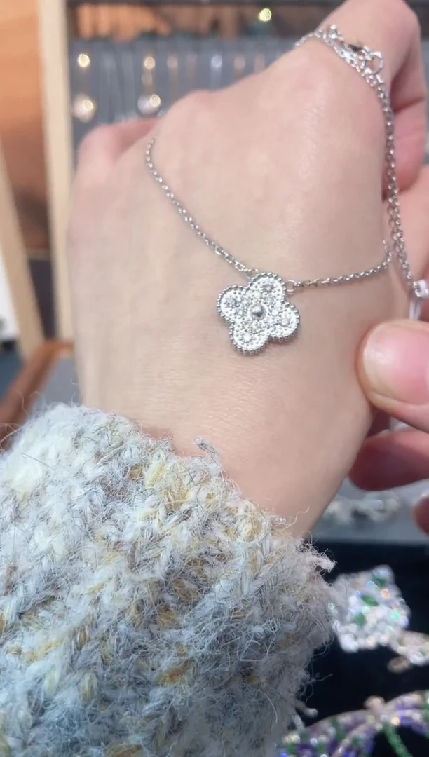 套链18K金镶嵌钻石钻石K白满钻四叶草